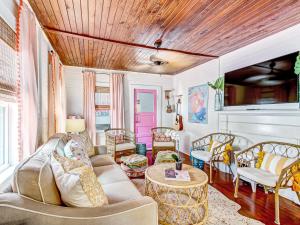 una sala de estar con un sofá y sillas en Blue Cat, en Tybee Island