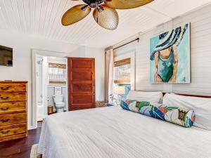 Un dormitorio con una cama y un ventilador de techo. en Blue Cat, en Tybee Island 41 fotos más