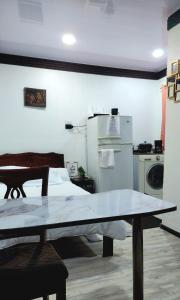 un soggiorno con un tavolo e una cucina di Cozy Studio Rohrmoser a San José