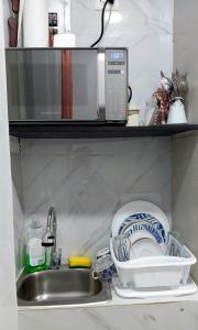 un bancone da cucina con lavello e microonde di Cozy Studio Rohrmoser a San José Altre 8 foto