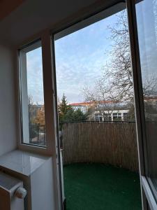 una puerta corredera de cristal con vistas a un patio en Apartament Siedlce ul Szkolna 4, en Siedlce 4 fotos más