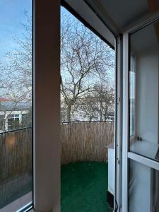 Una puerta de vidrio abierta a un patio con una cerca. en Apartament Siedlce ul Szkolna 4, en Siedlce