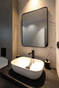 Et badeværelse på Central Stay Apartments - 300m from Old town + 8 billeder