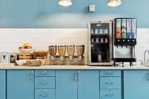 Una cocina o cocineta en Country Inn & Suites by Radisson, Covington, LA