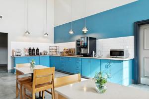 Una cocina o cocineta en Country Inn & Suites by Radisson, Covington, LA