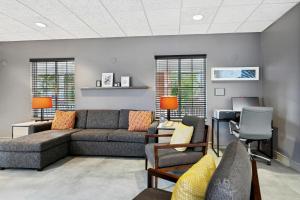 Un lugar para sentarse en Country Inn & Suites by Radisson, Covington, LA 37 fotos más