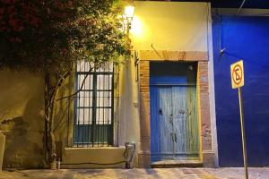 eine blaue Tür an der Seite eines Gebäudes in der Unterkunft Casabel - Downtown Querétaro in Querétaro