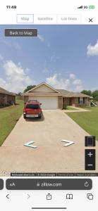 uno screenshot di una casa con un'auto parcheggiata nel vialetto di And Boots Start Knocking 3 beds Super Host Status a Stillwater