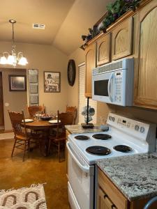 una cucina con piano cottura bianco e tavolo di And Boots Start Knocking 3 beds Super Host Status a Stillwater