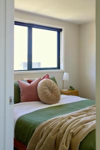 Rúm í herbergi á Manhattan Suite - Panoramic Views, Beach Access