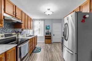 Η κουζίνα ή μικρή κουζίνα στο 1942 Boathouse Harbour Views 2Bd Parking +30 φωτογραφίες