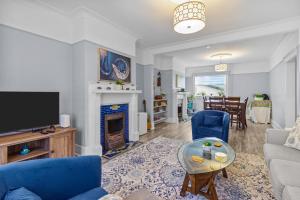 Μια τηλεόραση ή/και κέντρο ψυχαγωγίας στο 1942 Boathouse Harbour Views 2Bd Parking