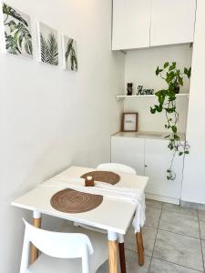 un tavolo bianco e sedie in cucina di Sicilia a Colón