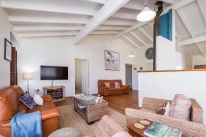 TV a/nebo společenská místnost v ubytování Sheoak on Wedge - Well Appointed Property Close To Beach