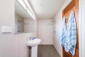 Koupelna v ubytování Sheoak on Wedge - Well Appointed Property Close To Beach + 17 fotografií