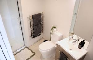 Baðherbergi á Manhattan Suite - Panoramic Views, Beach Access +19 myndir