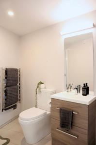 Baðherbergi á Manhattan Suite - Panoramic Views, Beach Access