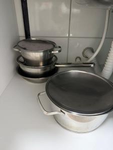 duas panelas sentadas num balcão numa cozinha em Casa azul - próx de Nazaré com Split e Wi-Fi em Belém mais 20 fotografias