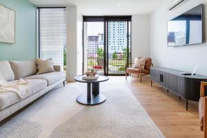 Posezení v ubytování 2 Bedroom with Carpark Overlooks Central East Frame