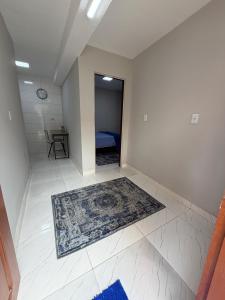 um quarto vazio com um tapete no chão em Casa azul - próx de Nazaré com Split e Wi-Fi em Belém