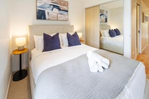 Postel nebo postele na pokoji v ubytování 2 Bedroom with Carpark Overlooks Central East Frame