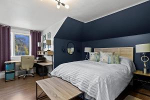 Ένα ή περισσότερα κρεβάτια σε δωμάτιο στο Spacious 4BR 2BA 3Parking Near DT & Parks