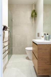 Koupelna v ubytování 2 Bedroom with Carpark Overlooks Central East Frame