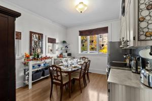 Η κουζίνα ή μικρή κουζίνα στο Spacious 4BR 2BA 3Parking Near DT & Parks