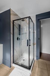 Ένα μπάνιο στο Spacious 4BR 2BA 3Parking Near DT & Parks +30 φωτογραφίες