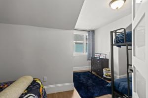 Μια τηλεόραση ή/και κέντρο ψυχαγωγίας στο Spacious 4BR 2BA 3Parking Near DT & Parks