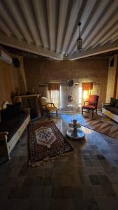 ケルアンにあるSuite Iskander Persaneのソファとラグのあるリビングルーム