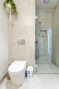 Koupelna v ubytování 2 Bedroom with Carpark Overlooks Central East Frame + 26 fotografií