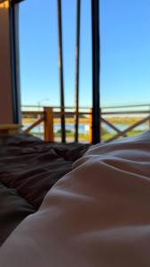 Postel nebo postele na pokoji v ubytování Cabaña moderna frente al lago cerca de la playa