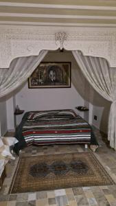 ケルアンにあるSuite Iskander Persaneの天蓋付きベッドのある寝室 +13枚の写真