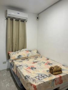 un letto in una stanza con una finestra di Kozy Row Staycation - Pagadian City a Norte Altre 6 foto