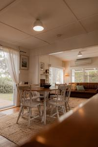 uma sala de jantar com mesa e cadeiras em Paddys Shack - the bush spa! em St Helens