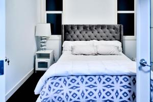 Un dormitorio con una cama con un edredón azul y blanco. en Evanston House, en Calgary