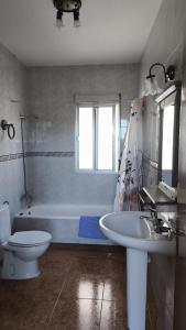a bathroom with a tub and a sink and a toilet at Apartamento en Cazalla de la Sierra in Cazalla de la Sierra