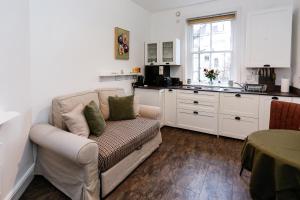 Nhà bếp/bếp nhỏ tại The Roman Kove Apartment Bath +35 ảnh