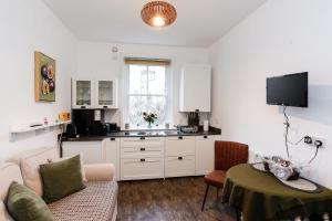 TV/trung tâm giải trí tại The Roman Kove Apartment Bath