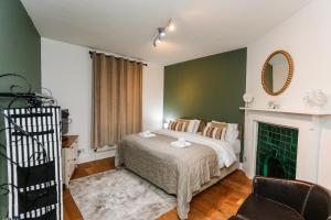 Giường trong phòng chung tại The Roman Kove Apartment Bath