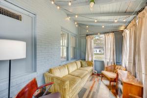 Khu vực ghế ngồi tại Hickory Hill House Less Than 1 Mi to Downtown Texarkana!