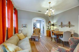 Khu vực ghế ngồi tại Hickory Hill House Less Than 1 Mi to Downtown Texarkana! +21 ảnh