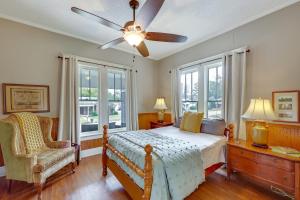 Giường trong phòng chung tại Hickory Hill House Less Than 1 Mi to Downtown Texarkana!