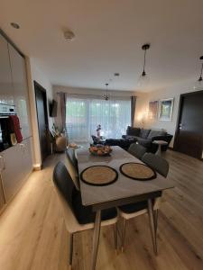 ein Wohnzimmer mit einem Tisch und einem Sofa in der Unterkunft Host-Free Ensuite Double Bed by Heathrow in Feltham