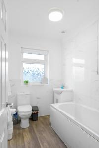 Un baño de 7-Bed Contractor House in Wallasey- free parking 25 fotos más