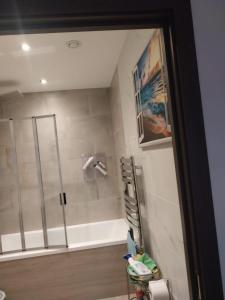 Ένα μπάνιο στο Host-Free Ensuite Double Bed by Heathrow