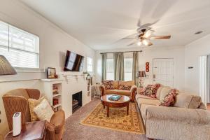 TV/trung tâm giải trí tại Less Than 1 Mi to Historic Dtwn Texarkana Charming Home!
