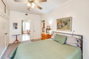 Giường trong phòng chung tại Less Than 1 Mi to Historic Dtwn Texarkana Charming Home!