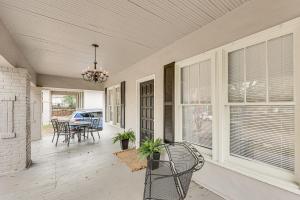 Ban công/sân hiên tại Less Than 1 Mi to Historic Dtwn Texarkana Charming Home!